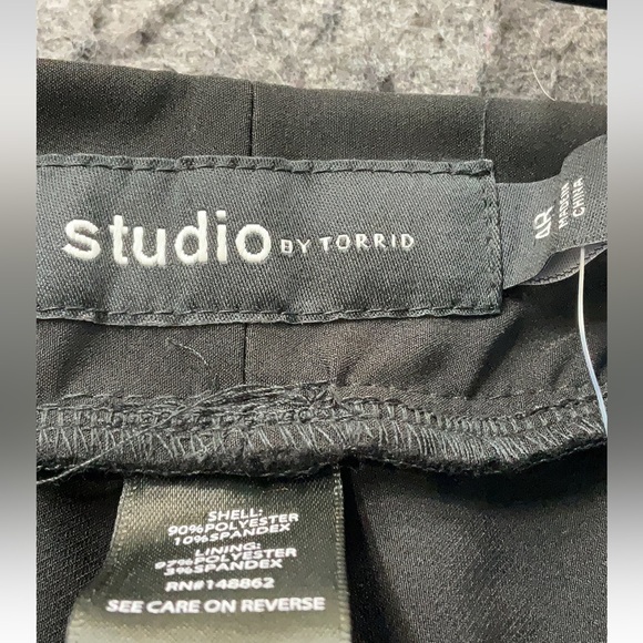 NWT Torrid 4R Taper Leg Pants - Picture 3 of 5